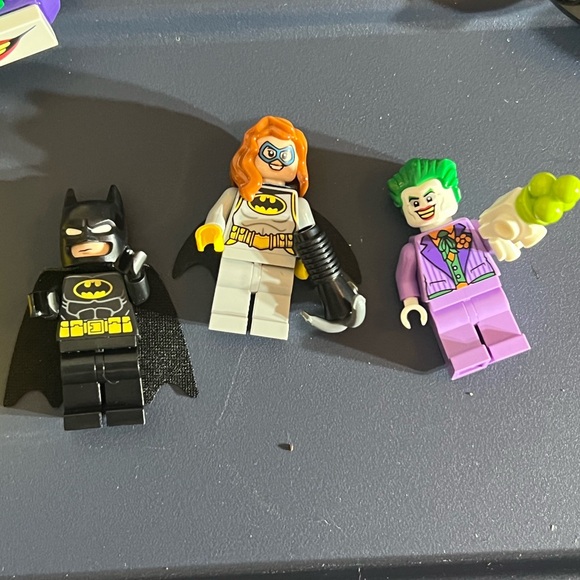 LEGO Batcave Set - Black, Yellow, Green 76272 - Picture 4 of 8